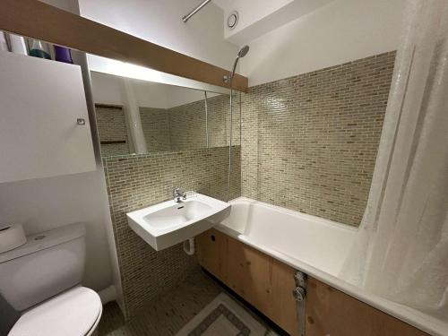 une salle de bain avec un lavabo, une baignoire et des toilettes dans l'établissement Studio 2 couchages à Port Camargue, vue mer - FR-1-250-301, au Grau-du-Roi