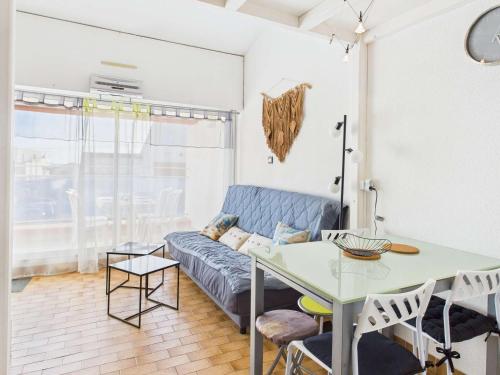 un salon avec un canapé et une table dans l'établissement Appartement 2 pièces proche plage avec parking à Grau d'Agde - FR-1-423-317, au Grau-dʼAgde