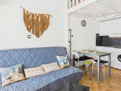 un salon avec un canapé bleu et une table dans l'établissement Appartement 2 pièces proche plage avec parking à Grau d'Agde - FR-1-423-317, au Grau-dʼAgde