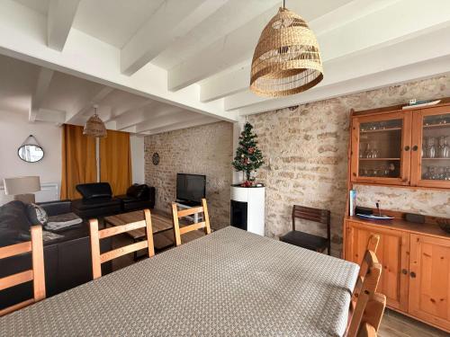 un salon avec une table et une salle à manger dans l'établissement Ancien chai rénové à Oléron, idéal familles, proche mer - FR-1-778-46, à Saint-Pierre-dʼOléron