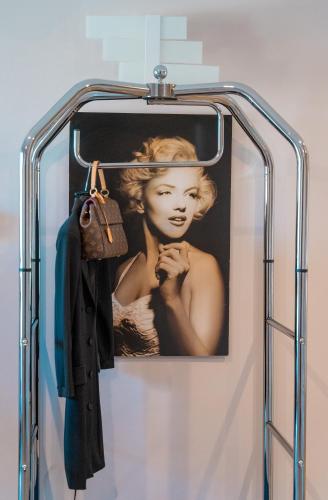 a display case with a picture of a woman at Spa Hotel Splendid Sole in Manerba del Garda