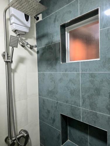 a bathroom with a shower with a mirror at Mamadear's Bed & Breakfast in Suizo