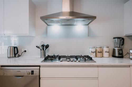 a kitchen with a stove top oven in a kitchen at Retreat, Relax, Repeat in Katoomba, Blue Mountains in Katoomba