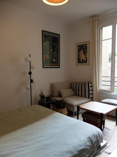 une chambre avec un lit, un canapé et une table dans l'établissement Confort & calme, appartement hypercentre Paris, à Paris