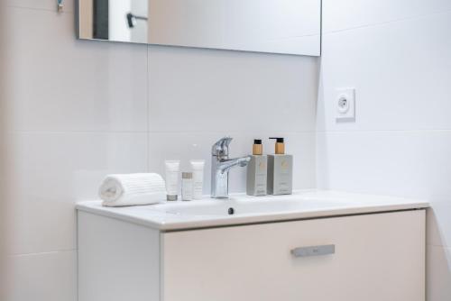 une salle de bain avec un lavabo et un miroir dans l'établissement Studio dans résidence neuve - Terrasse et jardin, à Cannes
