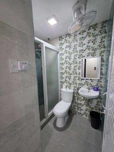 a bathroom with a toilet and a sink at Mamadear's Bed & Breakfast in Suizo