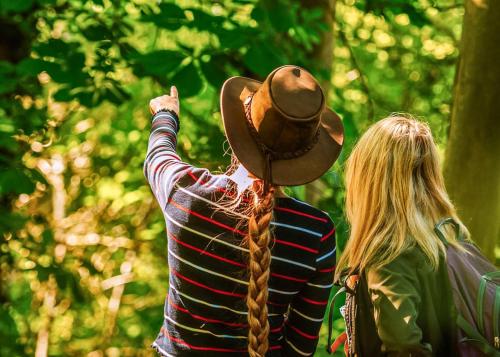 un hombre con un sombrero de vaquero y una mujer tomando una foto en Lee Valley Sewardstone, en Enfield Lock