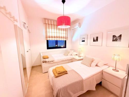 une chambre avec deux lits et une fenêtre dans l'établissement Cozy Corner Close to Beach, Golf and Shopping, à San Bartolomé