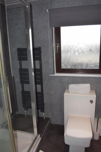 Ένα μπάνιο στο 3 Bedroom-Kelpies Serviced Apartments Bruce