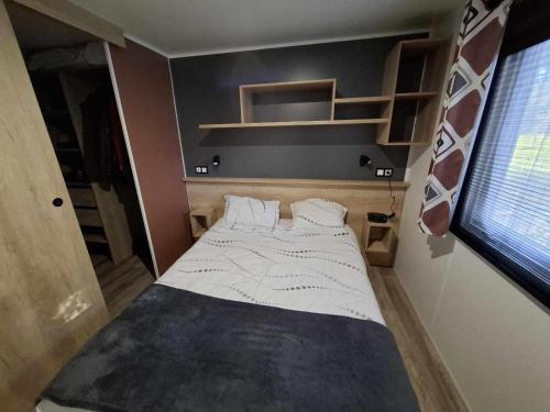 une petite chambre avec un lit dans une pièce dans l'établissement 337 Bonne Anse, aux Mathes