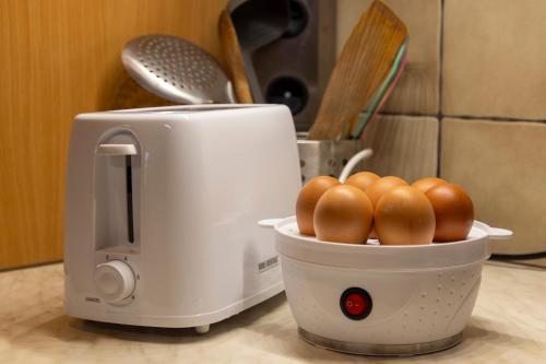a toaster with a basket of eggs in it at Casa Lauda in Bad Vöslau in Bad Vöslau
