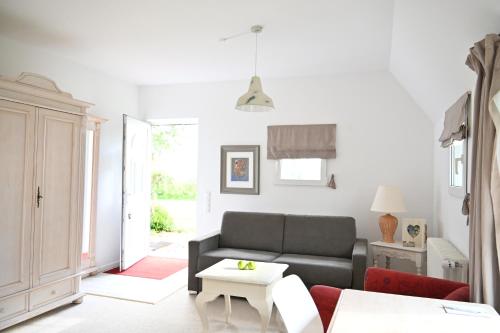 a living room with a couch and a table at Landsitzhotel und Seminarium Peterhof in Hodorf