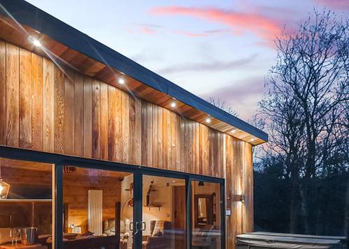 ein Haus mit Lichtern an der Seite in der Unterkunft Nant-Y-Coed Lodges in Mochdre