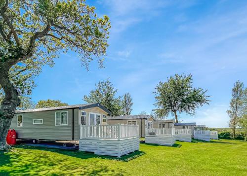 a row of mobile homes in a yard at Orchards Holiday Park in Newbridge