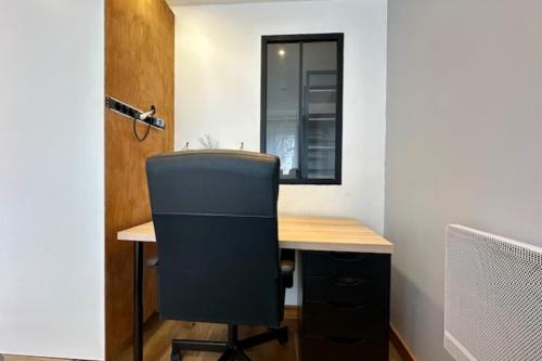 d'un bureau avec une chaise et une fenêtre. dans l'établissement Ideal location for this pleasant studio, à La Rochelle