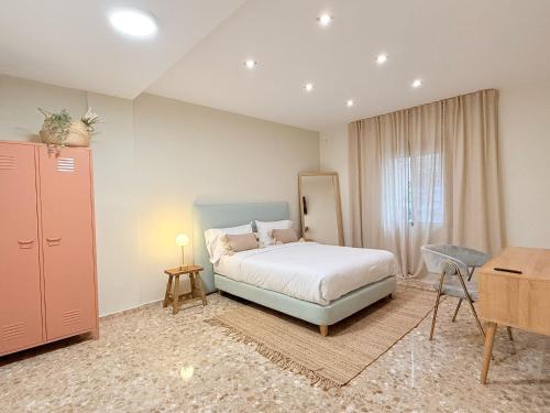Un dormitorio con una cama y una cómoda. en Beach Room Valencia, NETFLIX, 4 mins walk to the beach, en Valencia