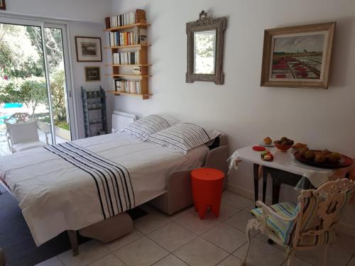 une chambre avec un lit, une table et une fenêtre dans l'établissement Entre plage et forêt, à La Baule