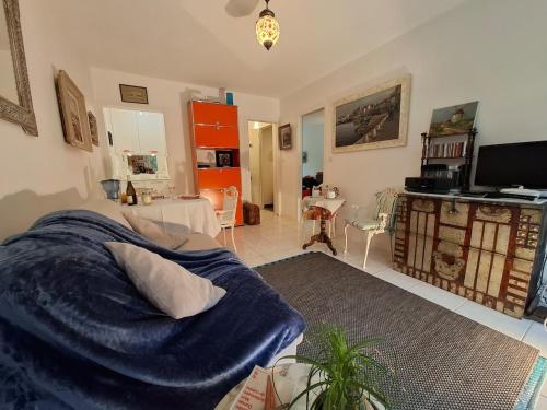 une chambre avec un lit avec une couverture bleue dans l'établissement Entre plage et forêt, à La Baule