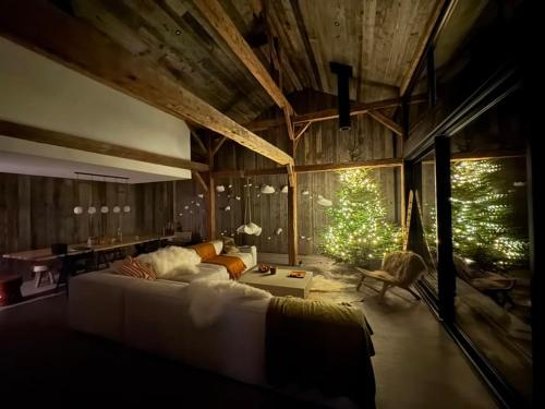 Postel nebo postele na pokoji v ubytování Monkey Barn Morzine Les Gets