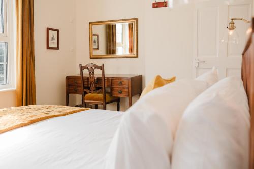 Кровать или кровати в номере Idyllic Foodie Retreat above The Silks Pub!