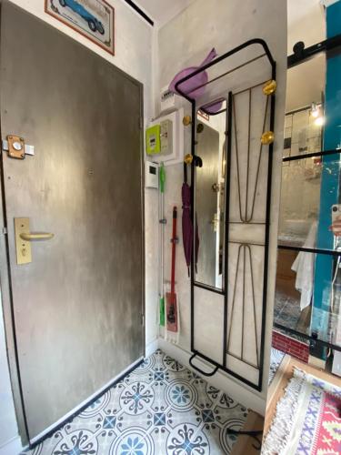Cette chambre dispose d'une porte et de carrelage. dans l'établissement Charming Arty Studio, à Paris