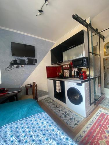 Cette chambre dispose d'un lave-linge et d'un sèche-linge. dans l'établissement Charming Arty Studio, à Paris
