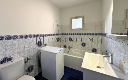 une salle de bain avec toilettes et lavabo dans l'établissement Appartement Lugaro Paisible & charmant, à Calvi