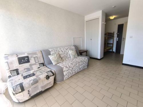 - un salon avec un canapé dans l'établissement 031 Palmeraie Studio avec parking plage du môle, au Cap d'Agde
