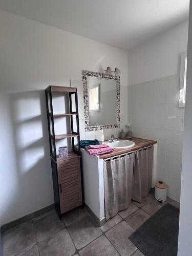 une salle de bain avec un lavabo et un miroir dans l'établissement Pietralba Un havre de paix entre mer et montagnes, à Pietralba