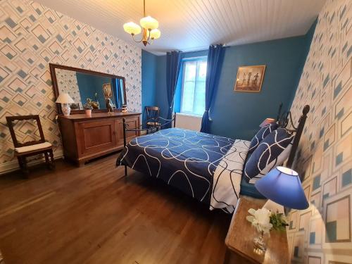 Ένα ή περισσότερα κρεβάτια σε δωμάτιο στο Maison familiale rénovée avec wifi, proche de sites historiques - FR-1-584-371