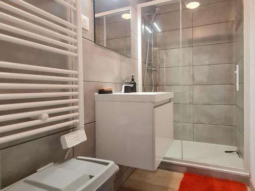 Ένα μπάνιο στο Maison familiale rénovée avec wifi, proche de sites historiques - FR-1-584-371