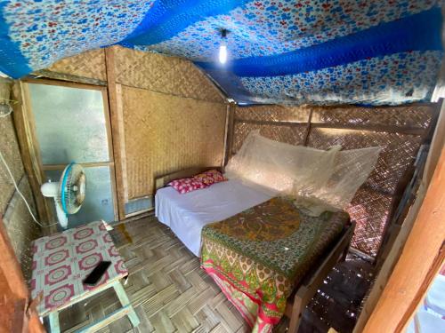 ein kleines Schlafzimmer mit einem Bett in einem Zimmer in der Unterkunft Garden View Restaurant and Home Stay in Neill Island