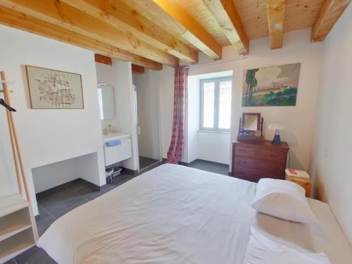 SossaisにあるMaison de vacances à Sossais - Campagne calme, 3 chambres, proche sites touristiques - FR-1-541-172のベッドルーム(白い大型ベッド1台、シンク付)