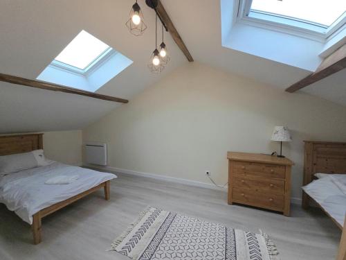 - une chambre mansardée avec 2 lits et 2 fenêtres dans l'établissement Gîte vert à Saint-Méard-de-Drône avec terrasse et piscine partagée - FR-1-616-469, à Villetoureix