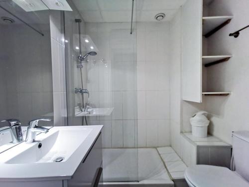une salle de bain blanche avec un lavabo et une douche dans l'établissement Studio cabine 4 pers, vue mer, clim, parking, Le Lavandou - FR-1-803-91, au Lavandou