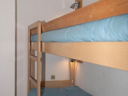 quelques lits superposés dans une chambre dans l'établissement Studio cabine 4 pers, vue mer, clim, parking, Le Lavandou - FR-1-803-91, au Lavandou