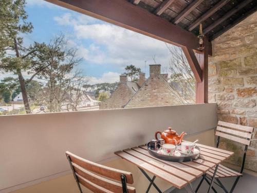 - une table sur un balcon avec une théière dans l'établissement Duplex 3 pièces à Carnac, proche plage, parking inclus, pour 5 personnes - FR-1-477-257, à Carnac