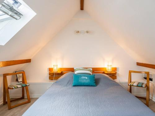 - une chambre mansardée avec un lit bleu dans l'établissement Duplex 3 pièces à Carnac, proche plage, parking inclus, pour 5 personnes - FR-1-477-257, à Carnac