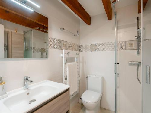 une salle de bain avec toilettes, lavabo et douche dans l'établissement Duplex 3 pièces à Carnac, proche plage, parking inclus, pour 5 personnes - FR-1-477-257, à Carnac