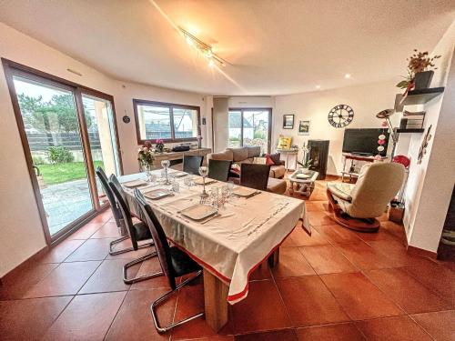 une grande salle à manger avec une table et des chaises dans l'établissement Maison contemporaine à Erdeven - 5 chambres, animaux acceptés - FR-1-479-223, à Erdeven