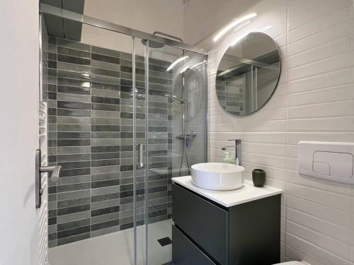 une salle de bain avec un lavabo et une douche en verre dans l'établissement Appartement T2 Climatise avec Parking proche Plage - FR-1-81-631, à Port-Leucate