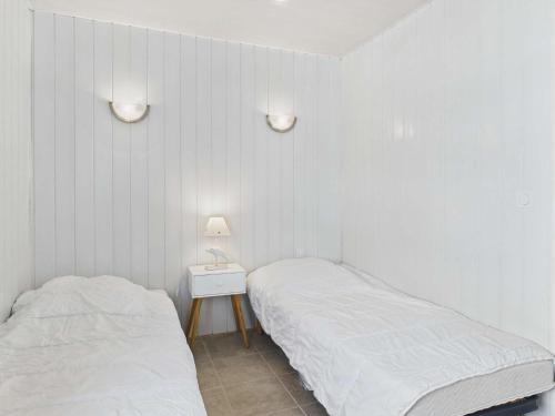 - une chambre avec 2 lits, une table de chevet et 2 lampes dans l'établissement Appartement 2 pièces en front de mer, accès plage direct, proche commerces - FR-1-423-318, au Grau-dʼAgde