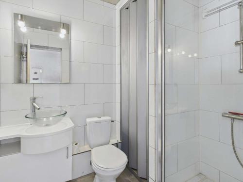 une salle de bain avec toilettes, lavabo et douche dans l'établissement Appartement 2 pièces en front de mer, accès plage direct, proche commerces - FR-1-423-318, au Grau-dʼAgde