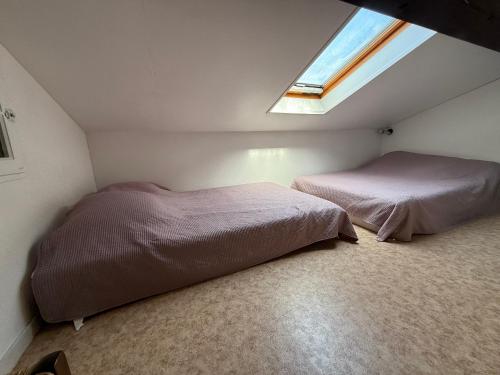 une chambre avec deux lits et une fenêtre dans l'établissement Pavillon 4 Pers. Proche Mer - Animaux & Parking - FR-1-732-103, à Argelès-sur-Mer