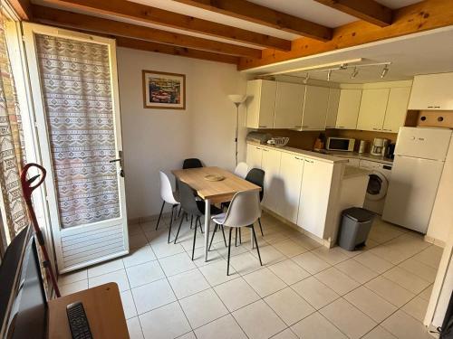 une cuisine et une salle à manger avec une table et des chaises dans l'établissement Pavillon 4 Pers. Proche Mer - Animaux & Parking - FR-1-732-103, à Argelès-sur-Mer