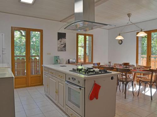 une grande cuisine avec une cuisinière et une salle à manger dans l'établissement Chalet accueillant à Morzine, 11 pers, proche télécabine - FR-1-679-20, à Montriond