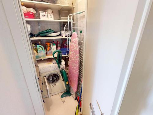 un placard avec un lave-linge et un lave-linge dans l'établissement Joli studio à Menton avec terrasse et garage - FR-1-196-376, à Menton