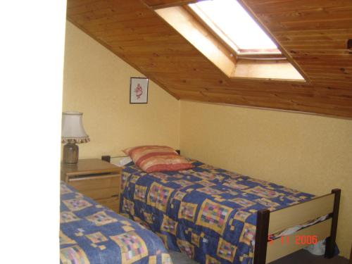 a bedroom with two beds and a skylight at Vue exceptionnelle sur le lac in Lugrin