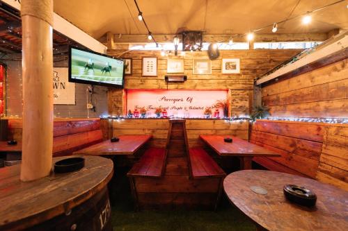 The Crown Pub & Guesthouseにあるテレビまたはエンターテインメントセンター