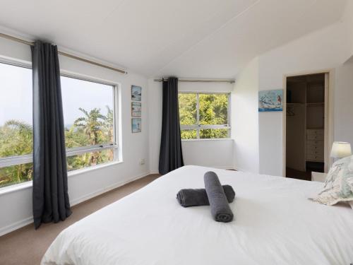 - une chambre avec un lit blanc et 2 fenêtres dans l'établissement Ramsgate Beach Club, à Ramsgate